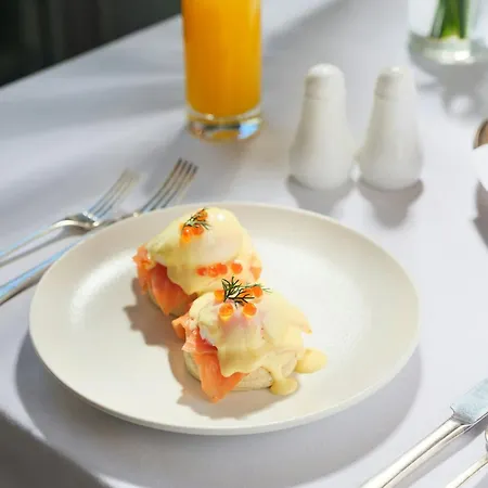 Como The Halkin-3
